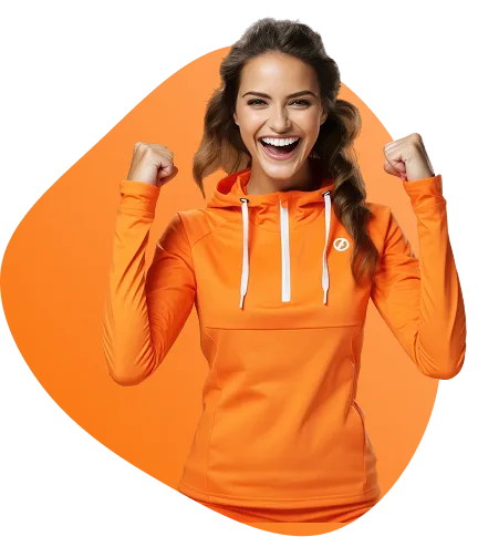 Blije vrouw in oranje