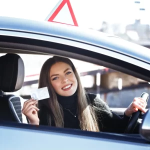 Jonge dame die geslaagd is voor zijn rijbewijs